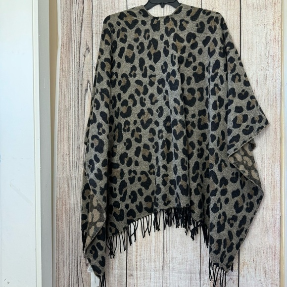 Banana Republic Leopard Wool blend poncho OS - Picture 8 of 9